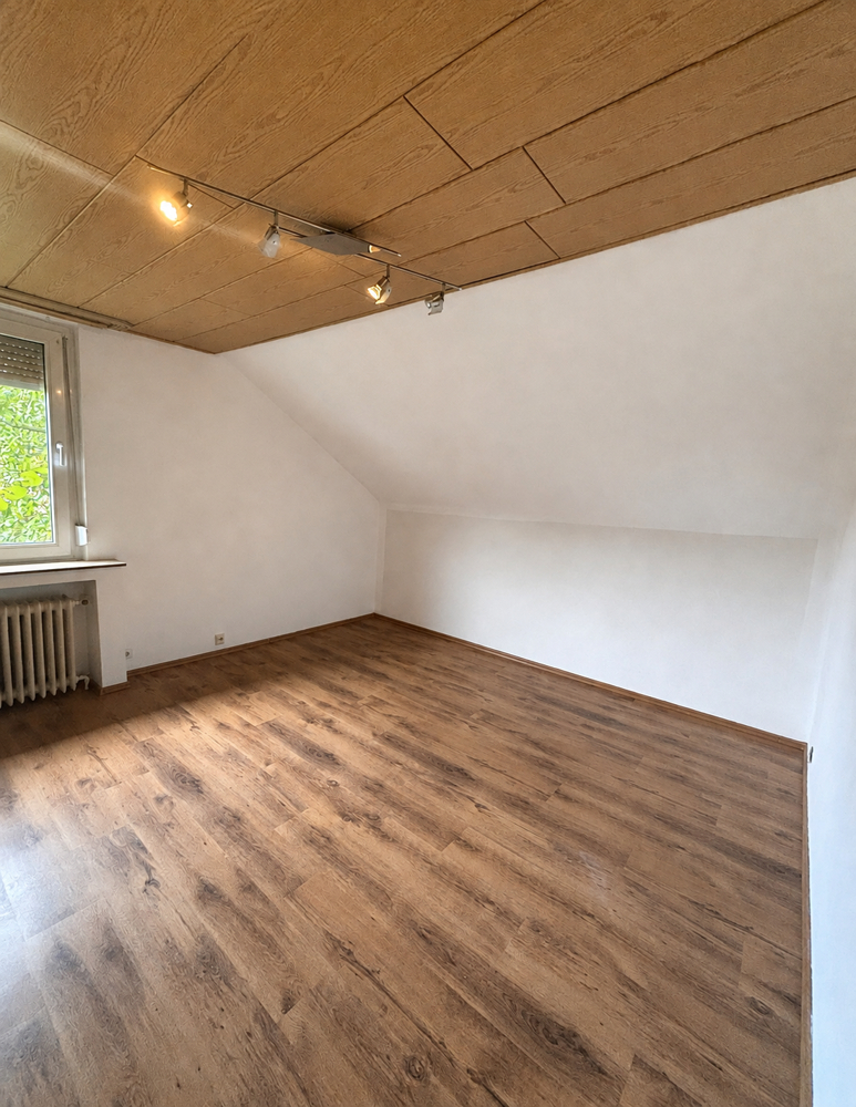 NEU zur Vermietung in Herne Mitte - Wohnzimmer - Reuter Immobilien - Immobilienmakler.png (3) Dachgeschosswohnung Herne