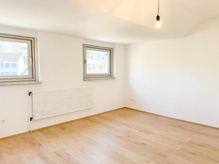 NEU zur Vermietung in Bochum Linden - Wohnzimmer - Reuter Immobilien - Immobilienmakler (2) Etagenwohnung Bochum