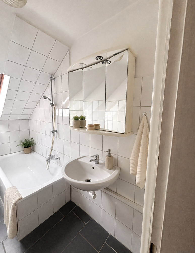 NEU zur Vermietung in Herne Mitte - Bad- Reuter Immobilien - Immobilienmakler.png Dachgeschosswohnung Herne