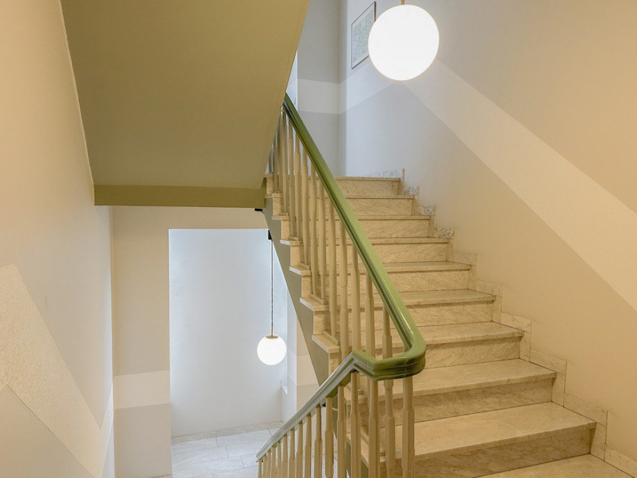 NEU zur Vermietung in Bochum Ehrenfeld - Treppenhaus - Reuter Immobilien - Immobilienmakler Etagenwohnung Bochum