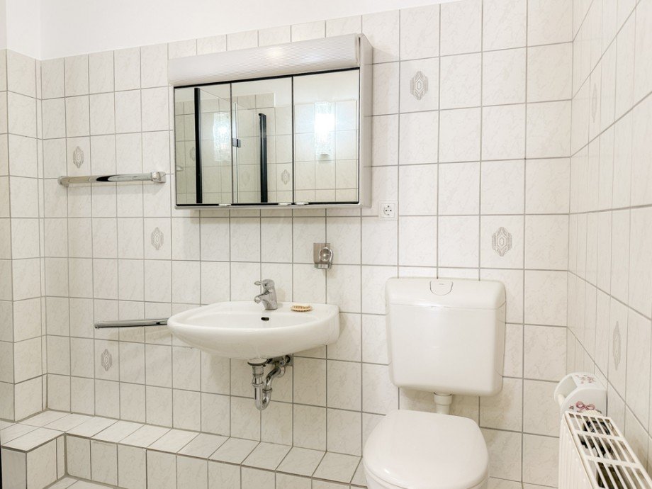 NEU zur Vermietung in Bochum Innenstadt - Badezimmer - Reuter Immobilien - Immobilienmakler (2) Etagenwohnung Bochum