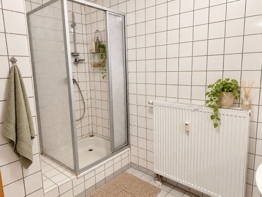 NEU zur Vermietung in Bochum Innenstadt - Badezimmer - KI-m�bliert - Reuter Immobilien - Immobilienmakler Etagenwohnung Bochum