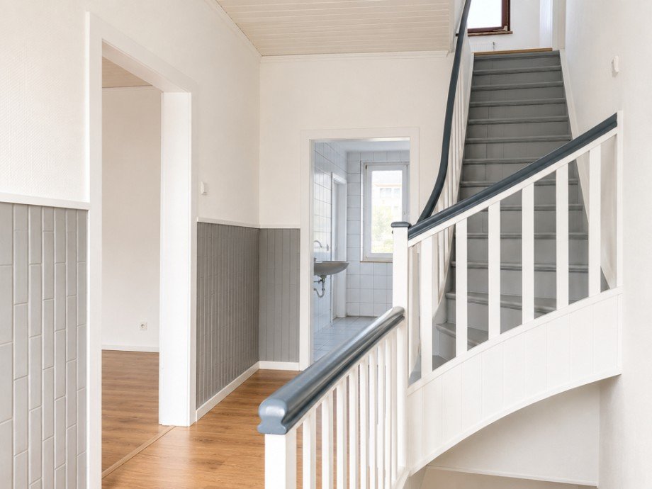 NEU zur Vermietung in Bochum Grumme - Treppenhaus - Reuter Immobilien - Immobilienmakler Reihenendhaus Bochum