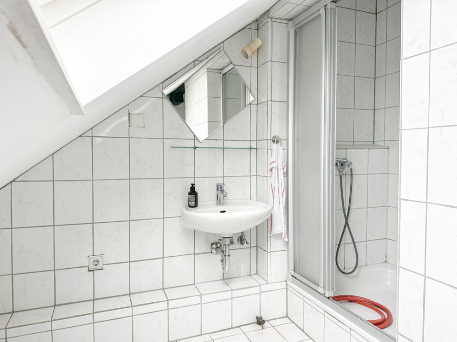 NEU zur Vermietung in Bochum Mitte - Badezimmer - Reuter Immobilien - Immobilienmakler (2) Dachgeschosswohnung Bochum