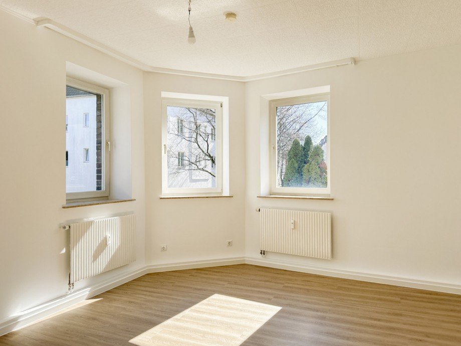 NEU zur Vermietung in Bochum Innenstadt - Wohnzimmer - Reuter Immobilien - Immobilienmakler (2) Etagenwohnung Bochum