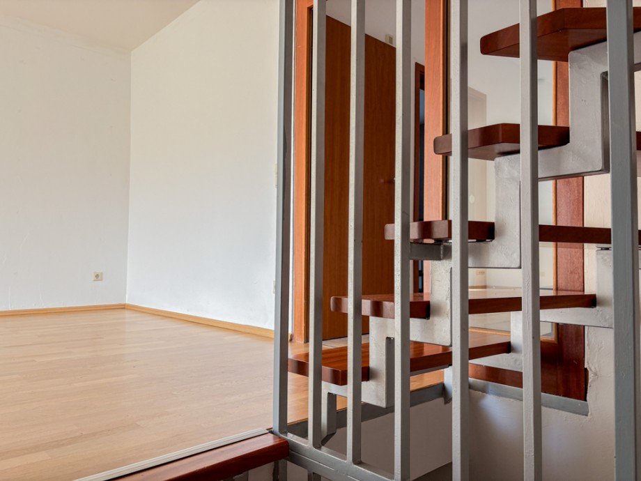 NEU zum Verkauf in Bochum Wiemelhausen - Eigentumswohnung mit Hauscharakter - Treppenaufgang - Reuter Immobilien - Immobilienmakler (2) Maisonettewohnung Bochum