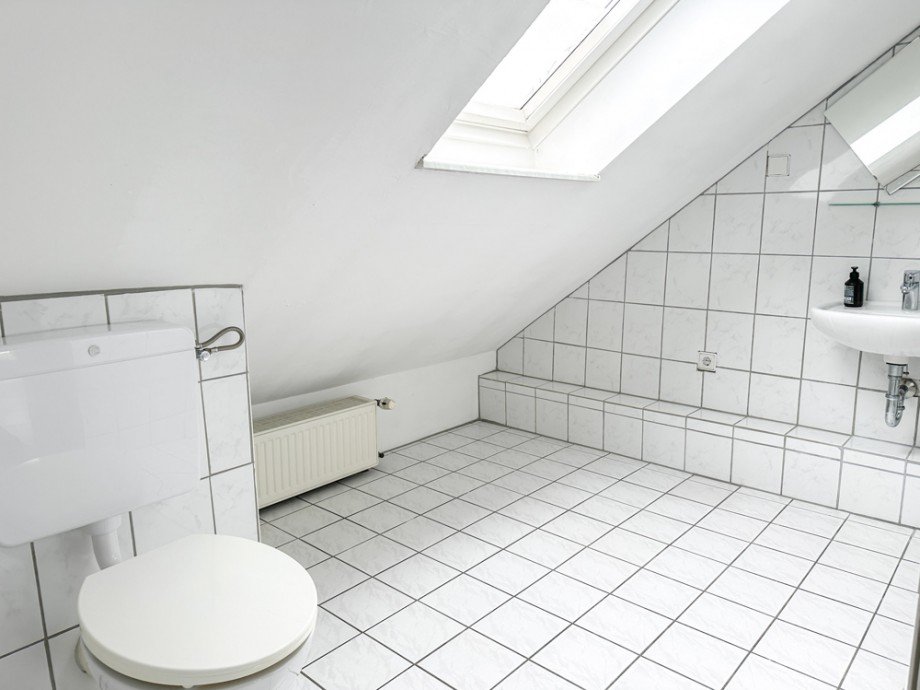 NEU zur Vermietung in Bochum Mitte - Badezimmer - Reuter Immobilien - Immobilienmakler Dachgeschosswohnung Bochum