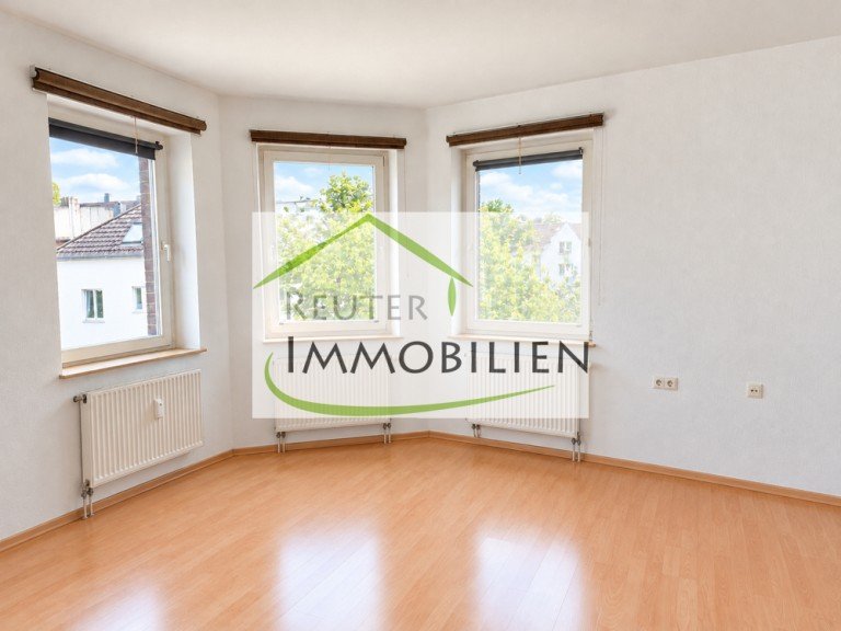 NEU zur Vermietung in Bochum Mitte - Wohnzimmer - Reuter Immobilien - Immobilienmakler Bochum Etagenwohnung *** Helle 2,5 Zimmer-Wohnung in City-N�he! ***