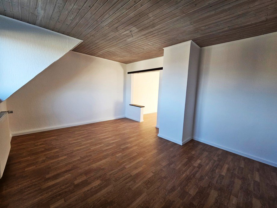 NEU zur Vermietung in Herne-Wanne-Eickel-Bickern - Wohnzimmer - Reuter Immobilien - Immobilienmakler.jpg (3) Etagenwohnung Herne