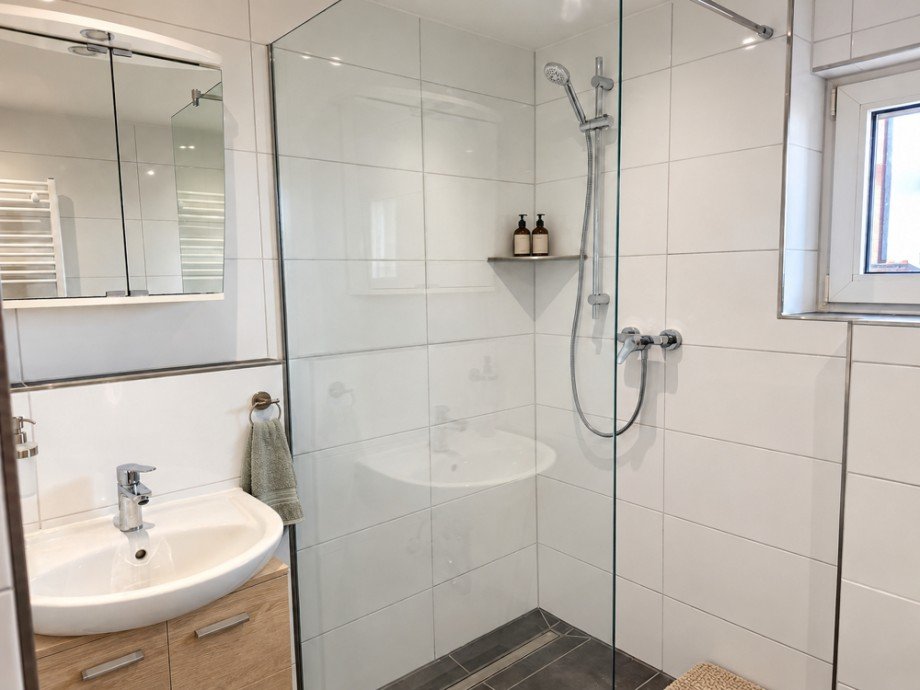 NEU zur Vermietung in Bochum Mitte - Badezimmer - KI-m�bliert - Reuter Immobilien - Immobilienmakler (2) Erdgeschosswohnung Bochum