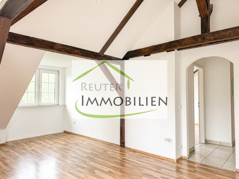 NEU zur Vermietung in Bochum Mitte - Wohnzimmer - Reuter Immobilien - Immobilienmakler (2) Bochum Dachgeschosswohnung Romantischer Altbau �ber den D�chern Bochums - 2,5 Zimmer mitten in der Stadt!