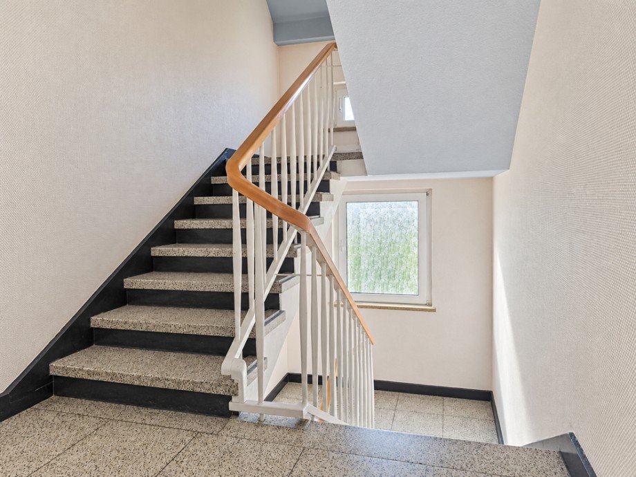 NEU zur Vermietung in Herne-R�hlinghausen - Treppenhaus - Reuter Immobilien - Immobilienmakler Etagenwohnung Herne / R�hlinghausen