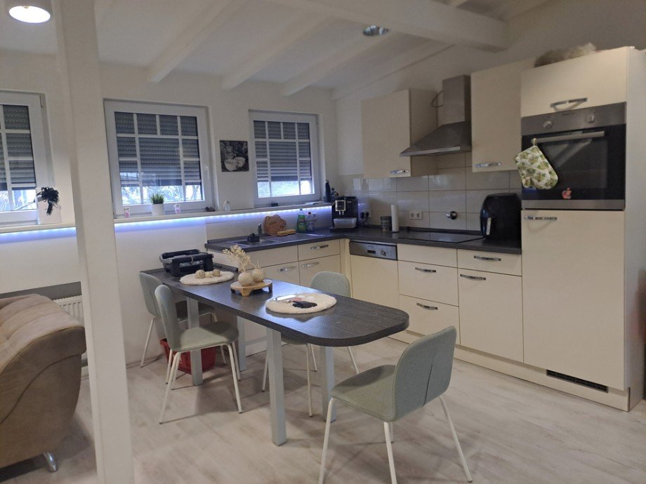 NEU zur Vermietung in Herne Wanne-Eickel - Wohnzimmer mit Kochbereich - Reuter Immobilien - Immobilienmakler (3) Dachgeschosswohnung Herne