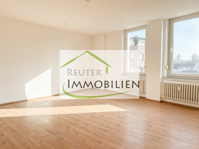 NEU zur Vermietung in Bochum Gerthe - Wohnzimmer - Reuter Immobilien - Immobilienmakler (2) Bochum / Gerthe Etagenwohnung *** Helle 2-Zimmer-Wohnung mit Balkon in BO-Gerthe ***