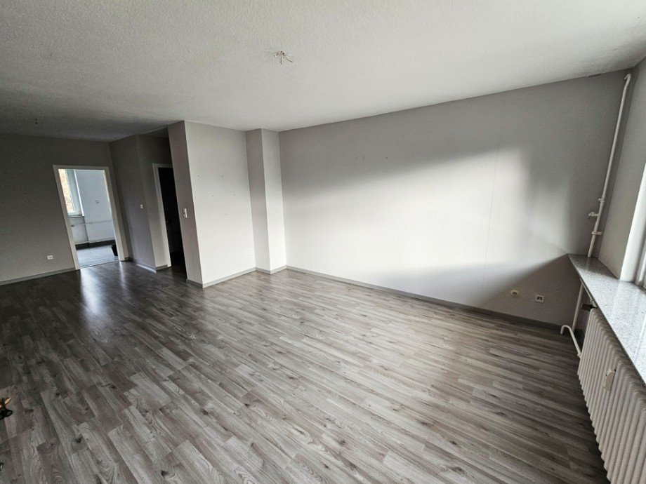 NEU zur Vermietung in Bochum Laer - Wohnzimmer - Reuter Immobilien - Immobilienmakler (2) Etagenwohnung Bochum