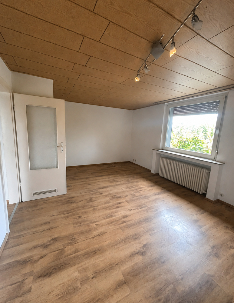 NEU zur Vermietung in Herne Mitte - Wohnzimmer - Reuter Immobilien - Immobilienmakler.png (5) Dachgeschosswohnung Herne