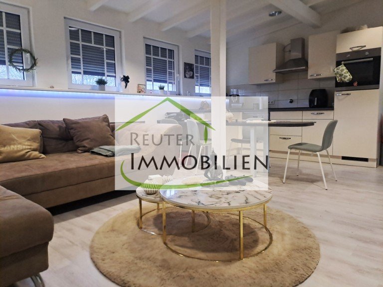 NEU zur Vermietung in Herne Wanne-Eickel - Wohnzimmer mit Kochbereich - Reuter Immobilien - Immobilienmakler Herne Dachgeschosswohnung Altbauflair neu gedacht - hochwertige 2-Raum-Wohnung mit Einbauk�che