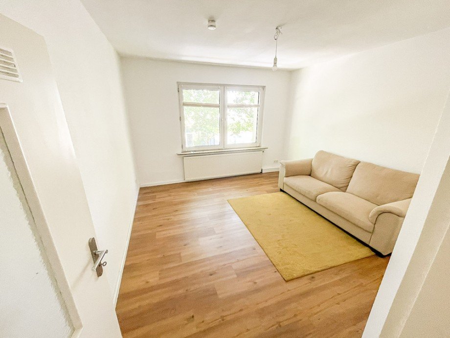 NEU zur Vermietung in Bochum Innenstadt-S�d - Wohnzimmer - Reuter Immobilien - Immobilienmakler (2) Etagenwohnung Bochum