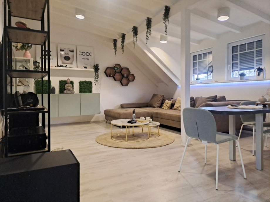 NEU zur Vermietung in Herne Wanne-Eickel - Wohnzimmer mit Kochbereich - Reuter Immobilien - Immobilienmakler (2) Dachgeschosswohnung Herne