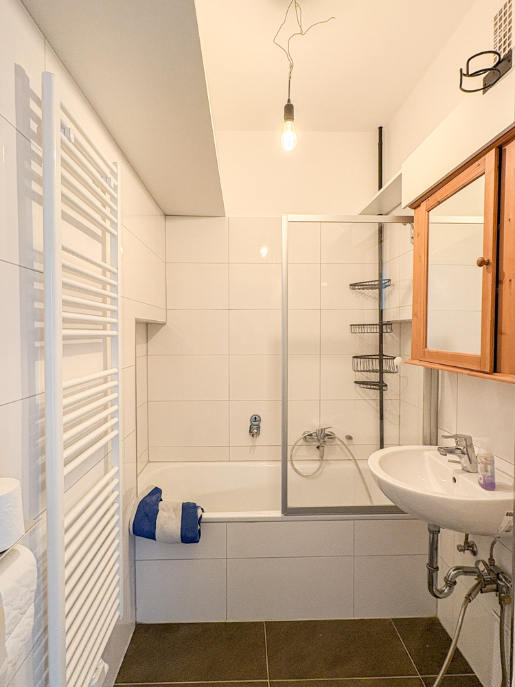 NEU zur Vermietung in Bochum Innenstadt-S�d - Badezimmer - Reuter Immobilien - Immobilienmakler (2) Etagenwohnung Bochum