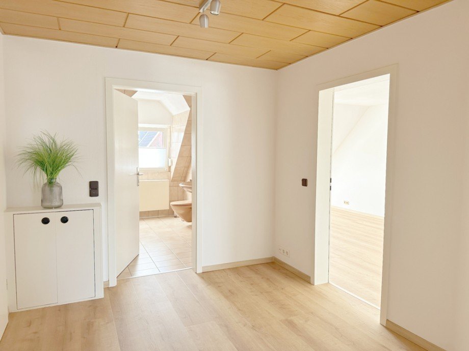 NEU zur Vermietung in Bochum Ober-Dahlhausen - Diele - Reuter Immobilien - Immobilienmakler Dachgeschosswohnung Bochum
