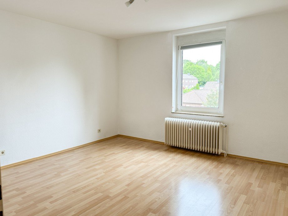NEU zur Vermietung in Bochum Linden - Wohnzimmer - Reuter Immobilien - Immobilienmakler (2) Etagenwohnung Bochum