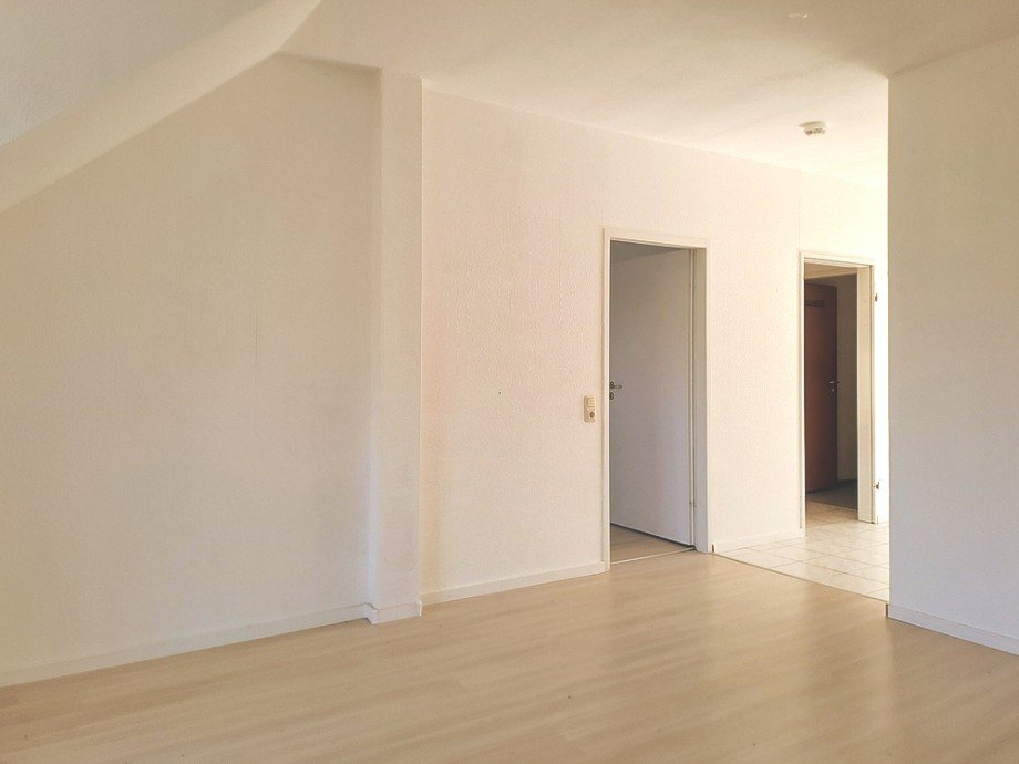 NEU zur Vermietung in Bochum - Wohnzimmer - Reuter Immobilien - Immobilienmakler Dachgeschosswohnung Bochum
